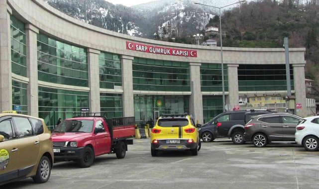 Sarp Sınır Kapısında araç geçişleri arttı, yolcu geçişleri azaldı