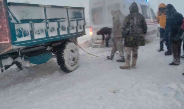 Sason'dan Batman'a hasta taşıyan ambulans yolda kaldı, jandarma ve köylüler seferber oldu