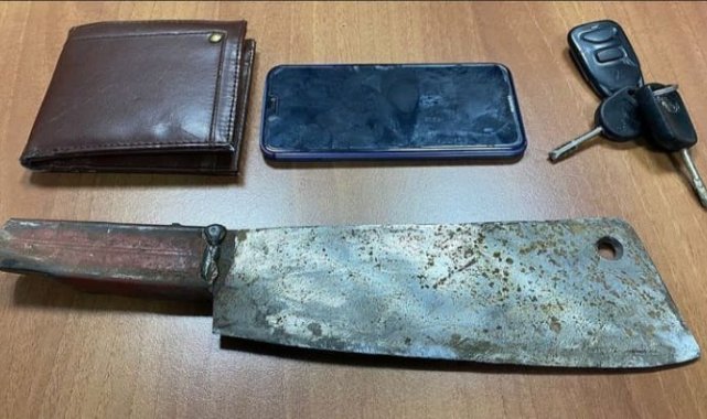 Satırla yaraladığı kişinin telefon, cüzdan ve kullandığı aracı gasp etti