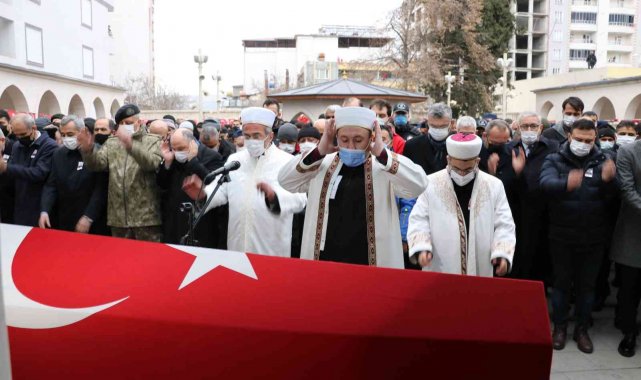 Şehidin cenaze namazını imam ağabeyi kıldırdı