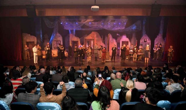 Şehir Tiyatrosu 'Buzlar çözülmeden' oyununun prömiyerini yaptı