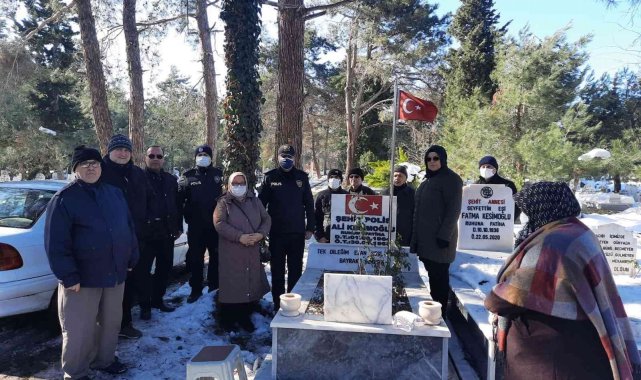 Şehit polis kabri başında dualarla anıldı