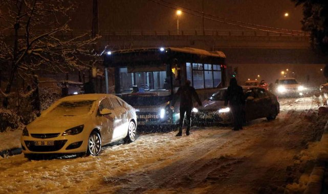Şehri etkisi altına alan kar sürücülere çile, çocuklara neşe oldu