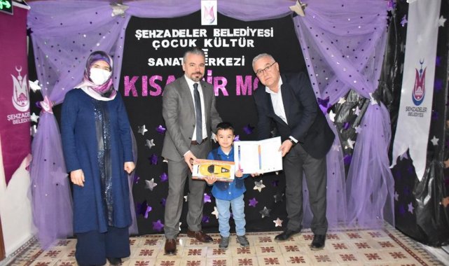 Şehzadeler'in minikleri ilk karne heyecanını yaşadı