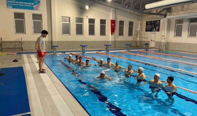 Selendili muhtarlar yüzmeyi öğreniyor