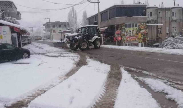 Şenoba Belediyesi yol temizleme ve tuzlama çalışmalarına devam ediyor