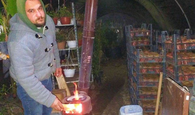Serasında soba yakıp 'zirai don' nöbeti tutuyor