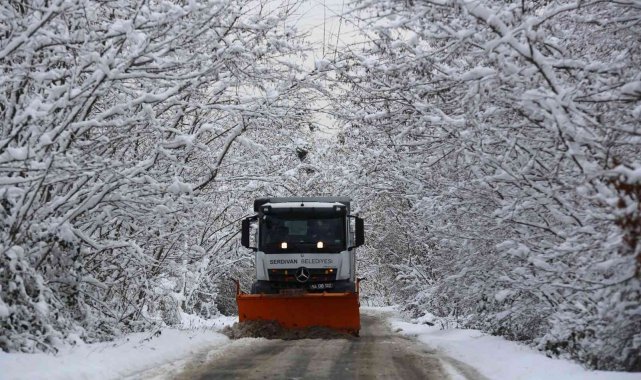 Serdivan&#039;da ekipler 24 saat kar nöbetinde