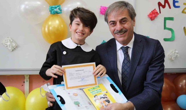 Serdivan'da öğrenciler karnelerine kavuştu