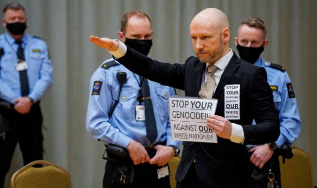 Seri katil Breivik'ten mahkemede Nazi selamı