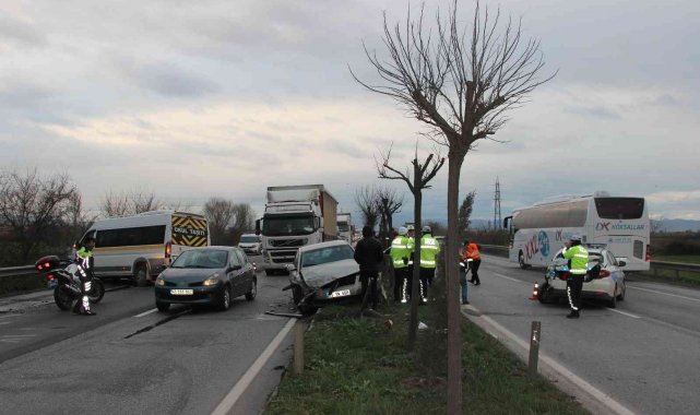 Servis aracı önce polis otosuna ardından otomobile çarptı: 2 yaralı