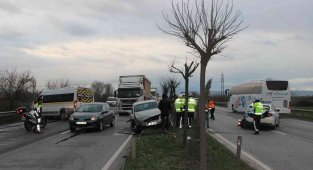 Servis aracı önce polis otosuna ardından otomobile çarptı: 2 yaralı