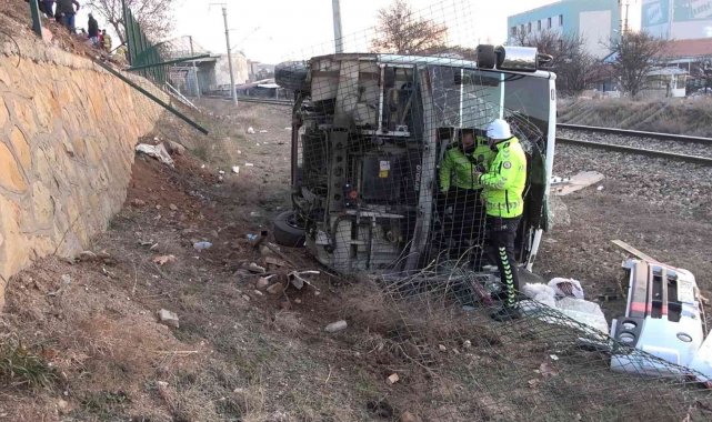 Servis midibüsünün devrildiği kazada yaralanan işçilerden 1'i öldü