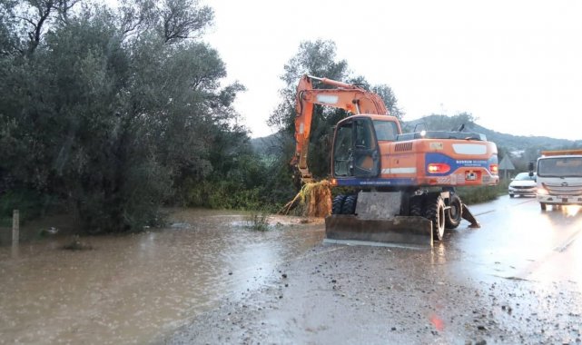 Servis minibüsünde mahsur kalan öğrenciler kurtarıldı