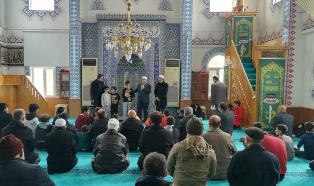 Sevgi evindeki çocuklar öğle namazında buluştu