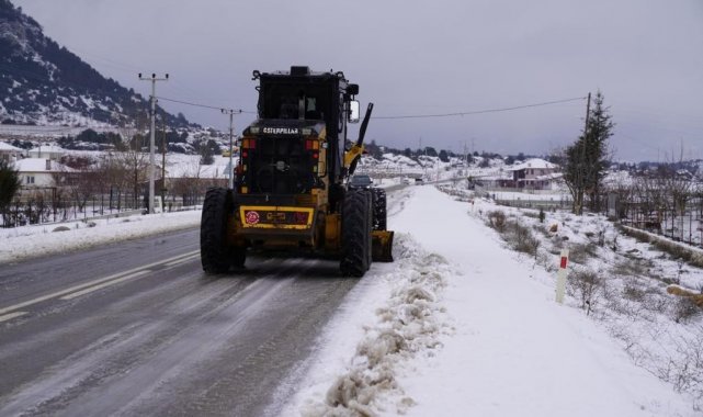 Seydikemer'de karla kaplı yollar ulaşıma açıldı
