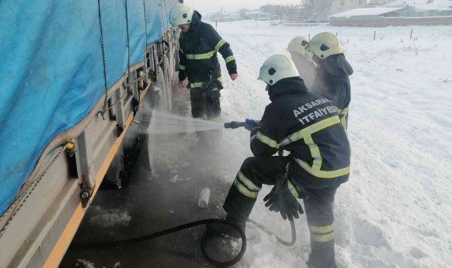 Seyir halinde lastiği patlayan tırda yangın paniği