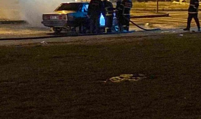 Seyir halindeki otomobil alev aldı