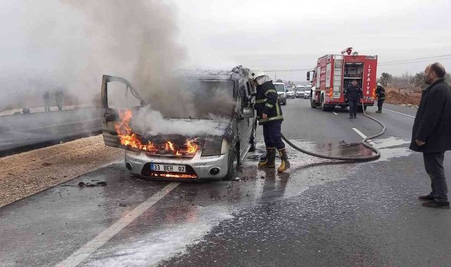 Seyir halindeki ticari araç alev aldı