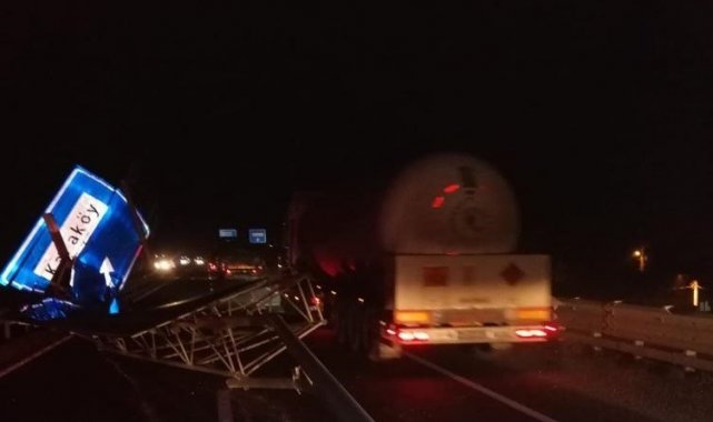 Seyir halindeyken bir anda damperi açılan kamyon yön levhasına devirdi