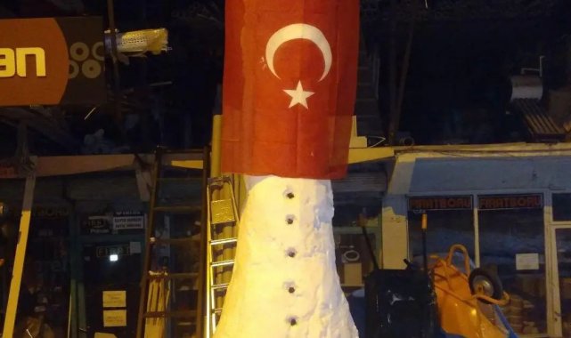 Sezonun dev kardan adamı Elazığ'da: Yaklaşık 4 metre uzunluğunda