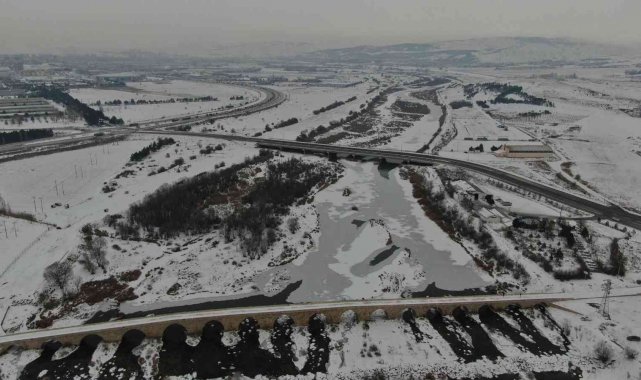 Sibirya soğukları göl ve ırmağı dondurdu