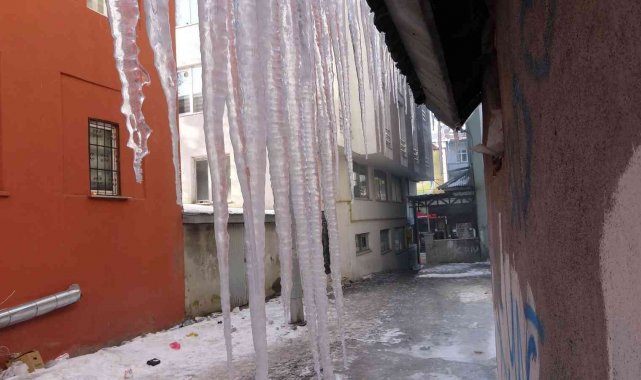 Sibirya soğukları ile donan Ardahan'da araçlar çalışmadı