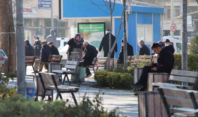 Sıcak havayı fırsat bilen Burdurlular soluğu dışarıda aldı