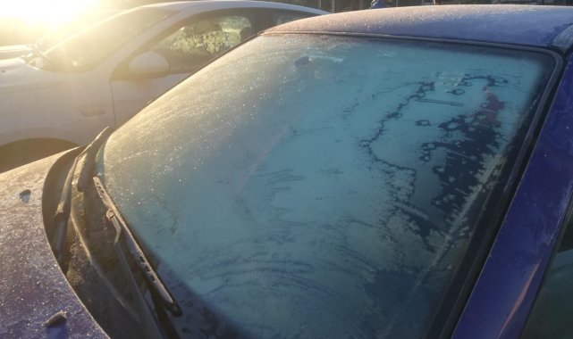 Sıcaklık sıfırın altına düştü, araçların camları buz tuttu