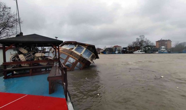 Şiddetli rüzgar ve yağmur tekneleri yan yatırdı