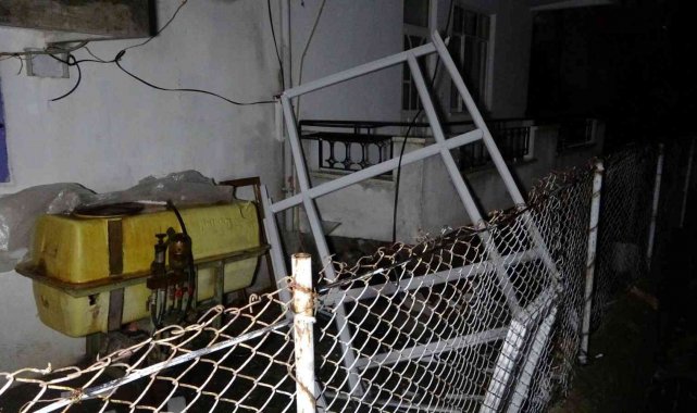 Şiddetli yağış ve fırtına evin balkonundaki PVC sistemini uçurdu