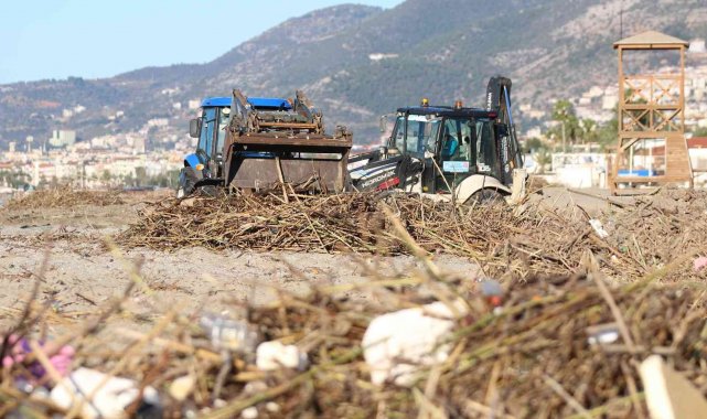 Şiddetli yağış ve fırtınanın ardından Alanya sahilleri atıklarla doldu