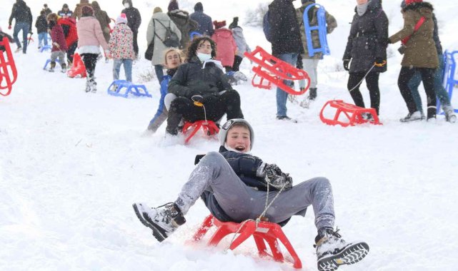 Sıfırın altında 7 derecede kızaklarıyla kayarak ısındılar