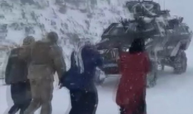 Siirt'te jandarma ekipleri kirpi ve kobralarla kar mağduru 150 vatandaşı güvenli bölgeye çıkarttı