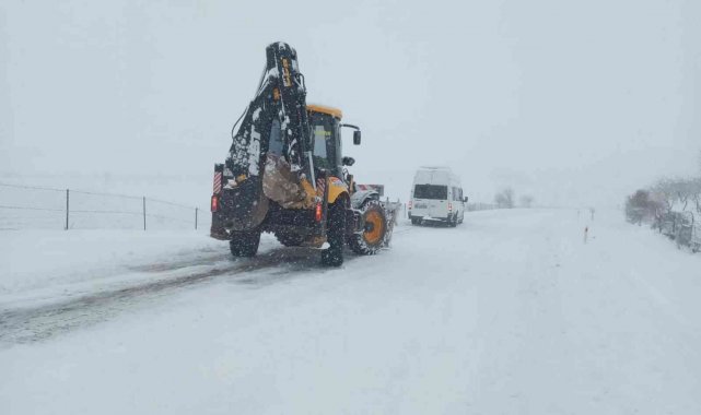 Siirt'te karda mahsur kalan yolcu minibüsü kurtarıldı