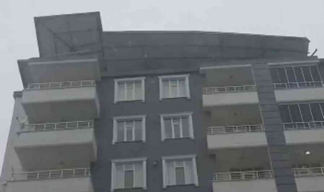 Siirt'te şiddetli rüzgar bir binanın çatısını uçurdu