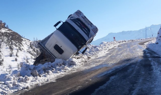 Siirt'te virajı alamayan odun yüklü kamyon devrildi