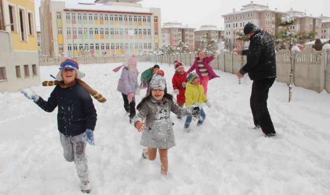 Sıkı sıkı giyinip eldivenlerini takarak parklara akın ettiler