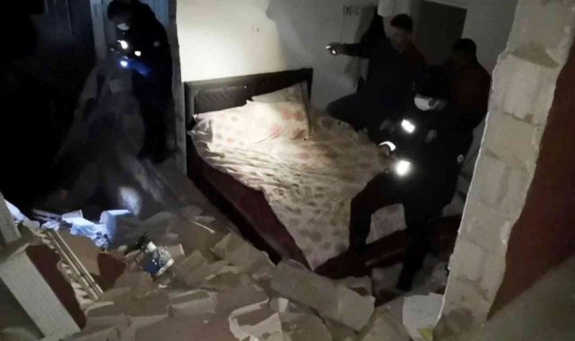 Sıkışan gaz bomba gibi patladı, duvarları yıkılan evde 3 kişi yaralandı