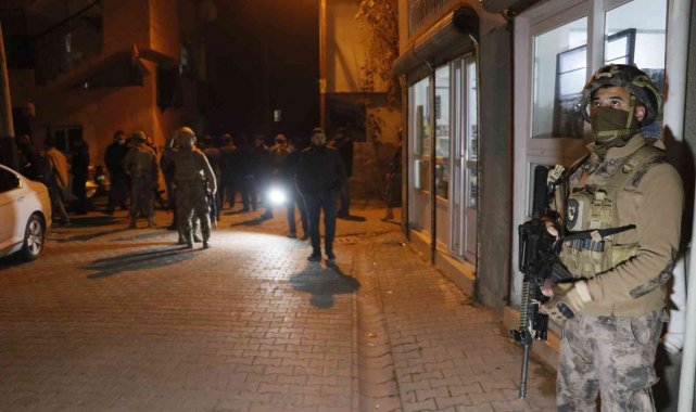 Silahlı kavgaya karışan şüpheli kaçtığı sırada polisi tabancayla vurdu