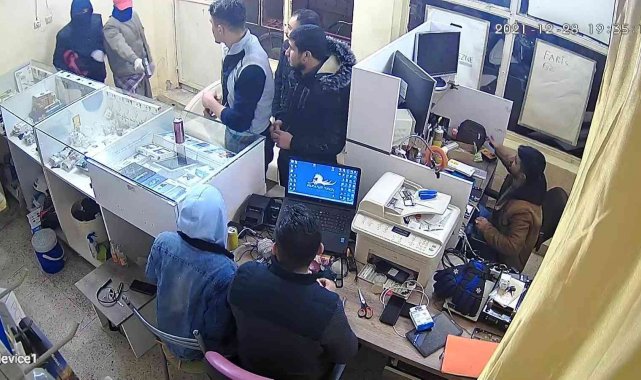 Silahlı soygun girişimi kamerada