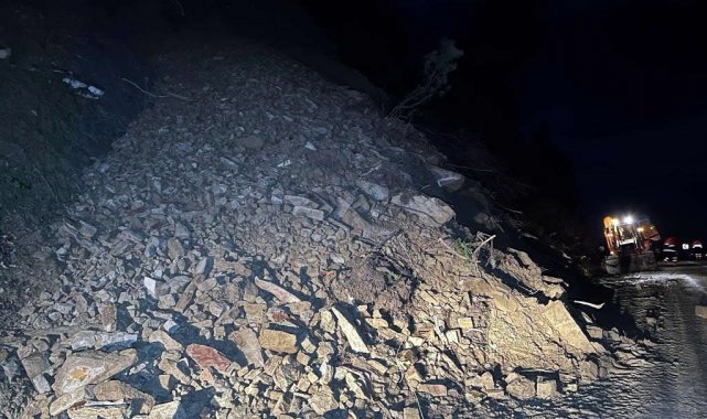 Sinop-Ayancık karayolunda heyelan
