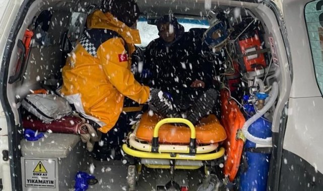 Sinop'ta yaşlı kadın kar paletli ambulansla hastaneye yetiştirildi