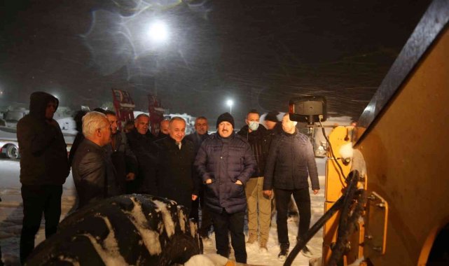 Şırnak Valisi Pehlivan: &quot;70 iş makinesi ve 200 personel ile 724 karla mücadele devam ediyor&quot;