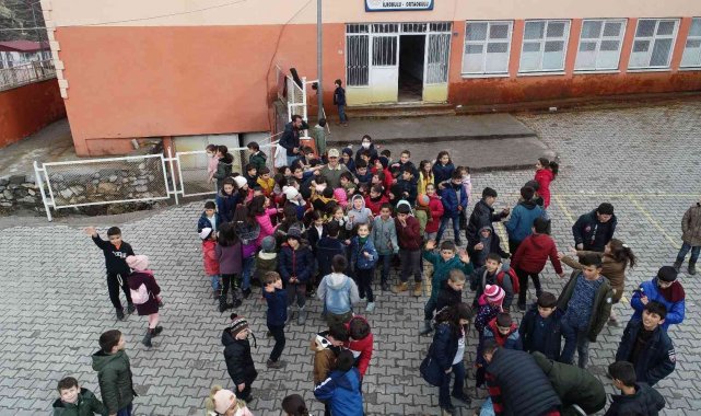 Şırnak'a 2016'da atanan polis, çocukların kahraman abisi oldu