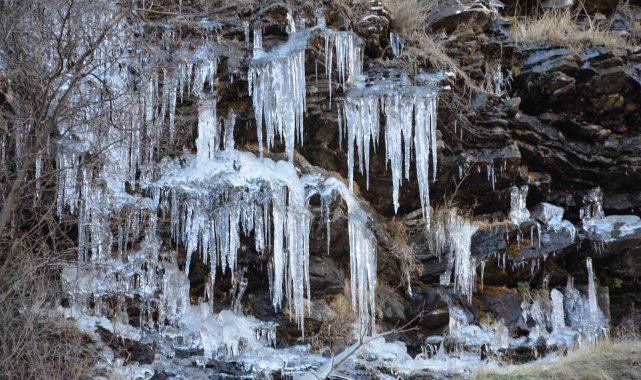 Şırnak&#039;ta aşırı soğuklar 50 metrelik şelaleyi dondurdu