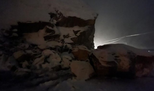 Şırnak&#039;ta dev kayalar ilçe yolunu ulaşıma kapattı