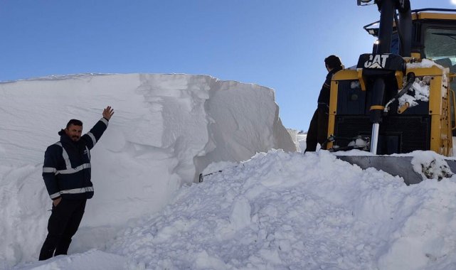 Şırnak'ta kar kalınlığı dozer boyunu aştı, eksi 17 derecede çalışmalar devam ediyor