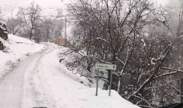 Şırnak'ta karla mücadele devam ederken, kapanan köy yolları bir bir açılıyor