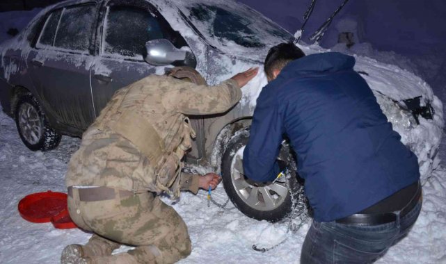 Şırnak'ta Mehmetçik eksi 16 derecede yolda kalan vatandaşların yanında